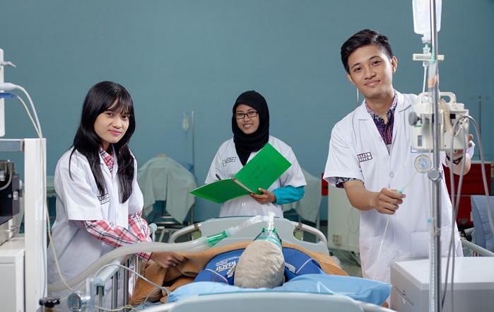 sepuluh universitas keperawatan terbaik di jakarta timur